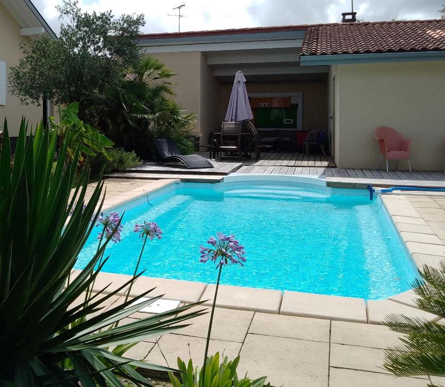 einen Pool im Hinterhof eines Hauses in der Unterkunft Casa Chélo in Saint-Vincent-de-Tyrosse