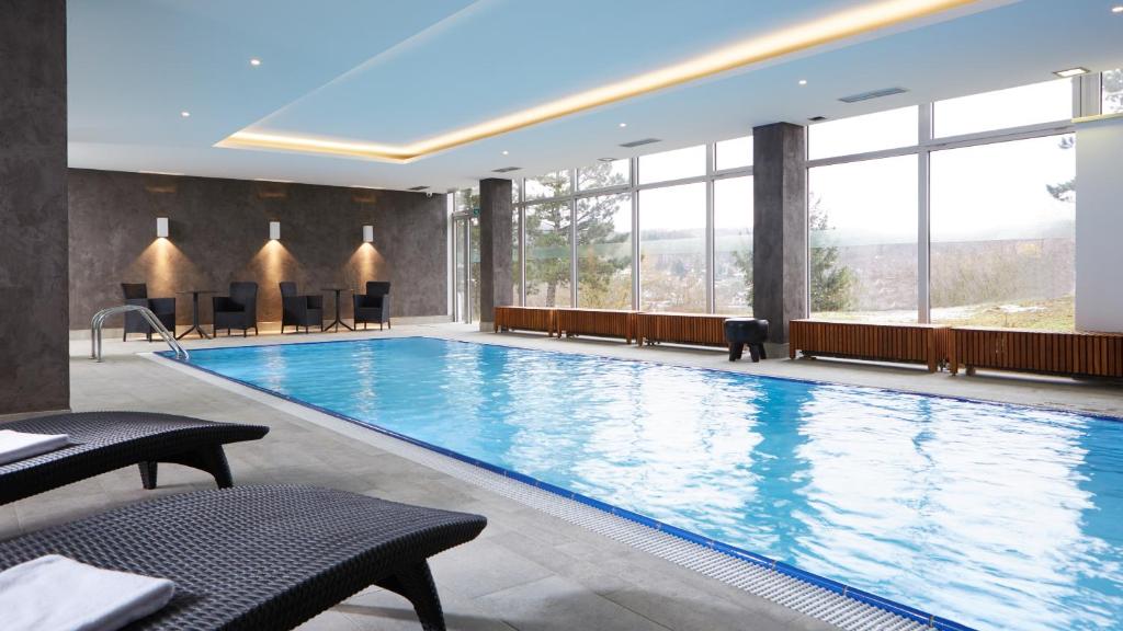 una gran piscina con una gran ventana en OREA Resort Santon Brno, en Brno