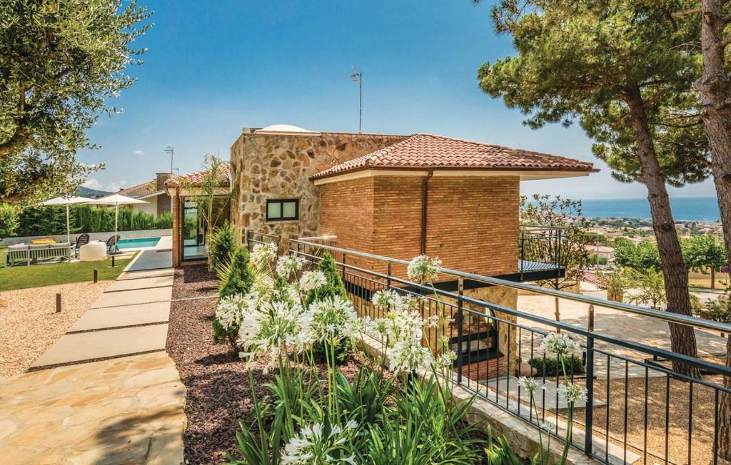 a house with a garden and a fence at Espectacular casa de diseño alto standing in Alella