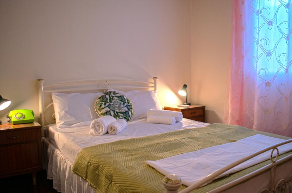 um quarto com uma cama com toalhas em Calma House em Kanálion