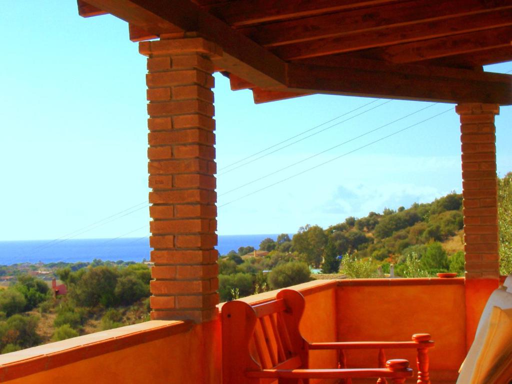 balcone con 2 sedie e vista di House with sea view Sardinia a Solanas