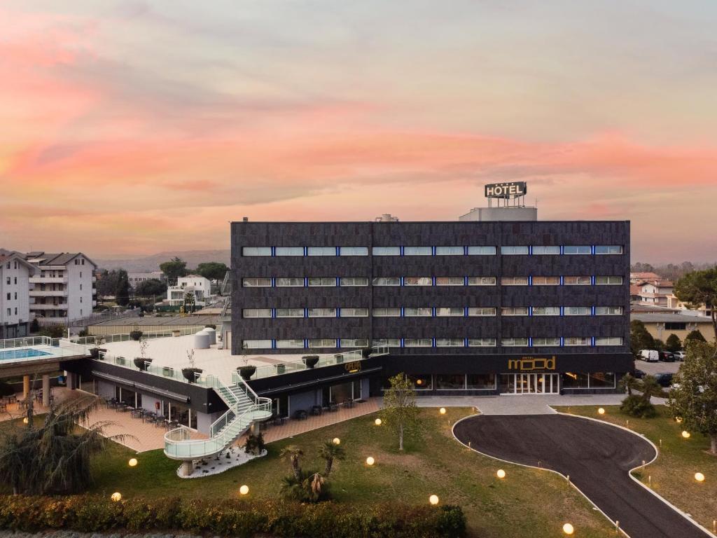 un hotel con scivolo di fronte a un edificio di Mood Hotel a Città Sant'Angelo