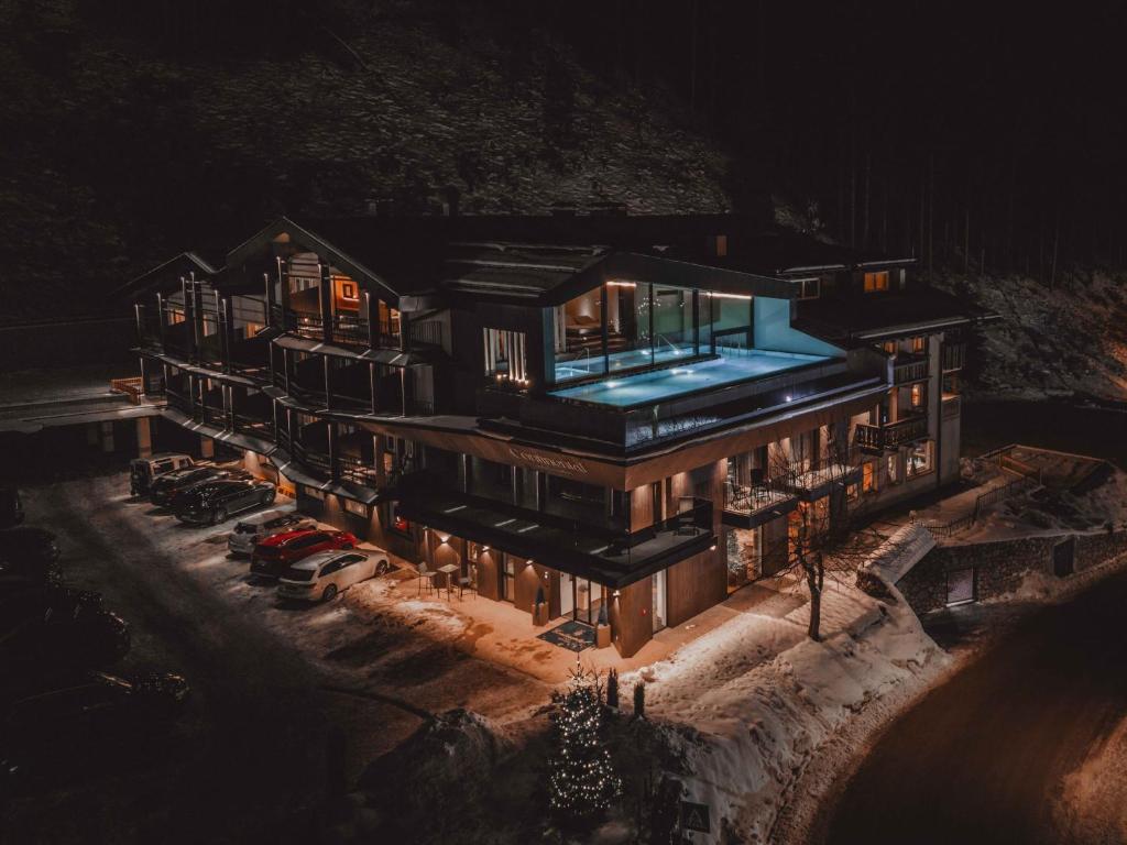 Bazén v ubytovaní Hotel Continental Dolomites alebo v jeho blízkosti