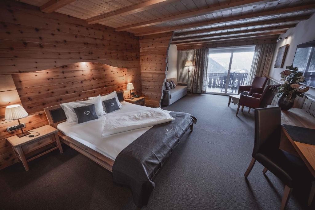 Posteľ alebo postele v izbe v ubytovaní Hotel Continental Dolomites