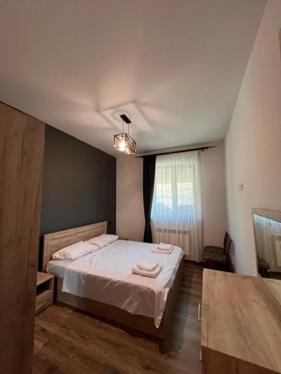 ArzakanにあるRegana Guest House Aghveranのベッドルーム1室(白いシーツ付きのベッド1台、窓付)
