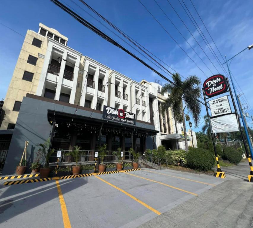 ein Restaurant in einer Straße vor einem Gebäude in der Unterkunft Bliss Hotel San Fernando Pampanga City in San Fernando