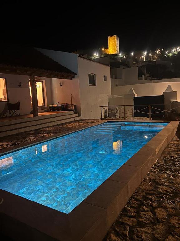 Bazén v ubytování Cantinho da Villa nebo v jeho okolí
