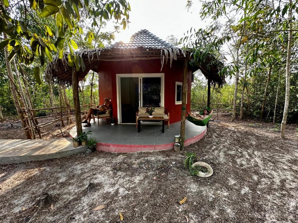 a small house in the middle of a forest at A Maze Inn Cottage in Phumĭ Chroŭy Svay