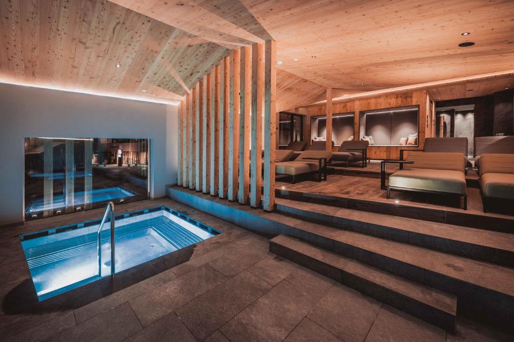 Bazén v ubytovaní Hotel Continental Dolomites alebo v jeho blízkosti