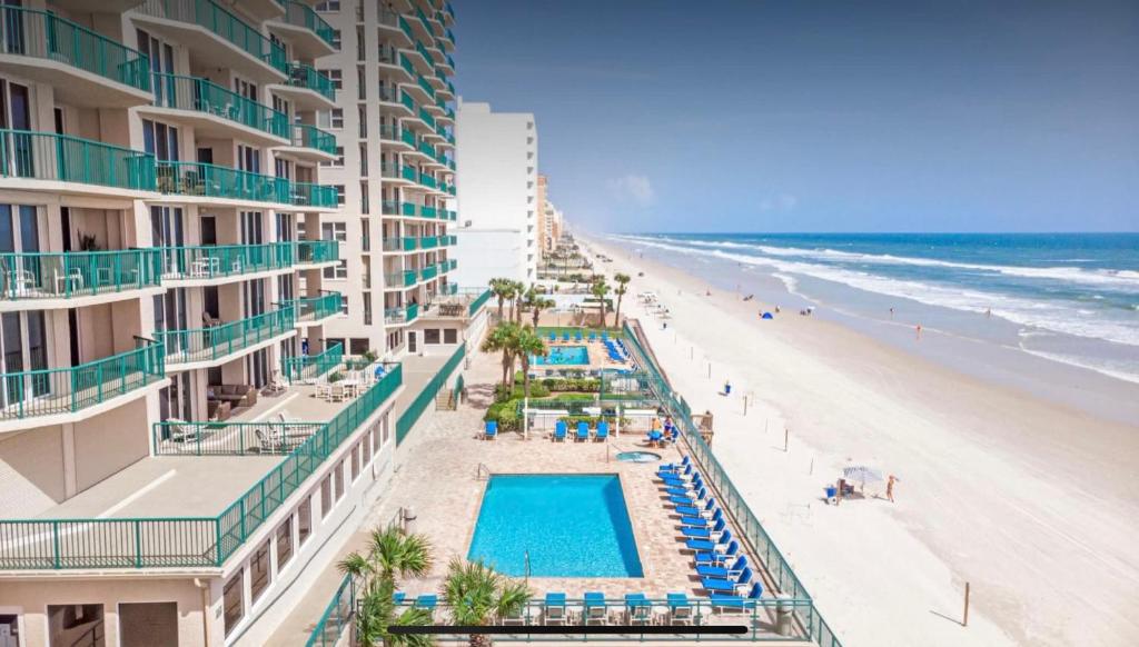 desde el balcón de un complejo con vistas a la playa en Oceanfront Beautiful Paradise en Daytona Beach