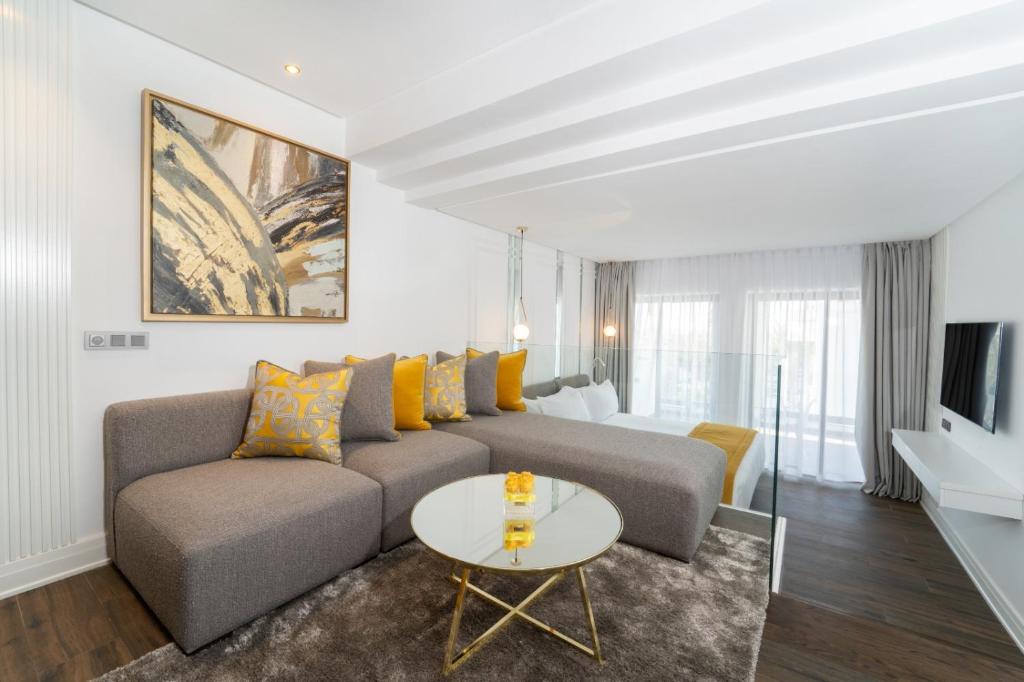 TV a/nebo společenská místnost v ubytování Petit Palace Suites Hotel
