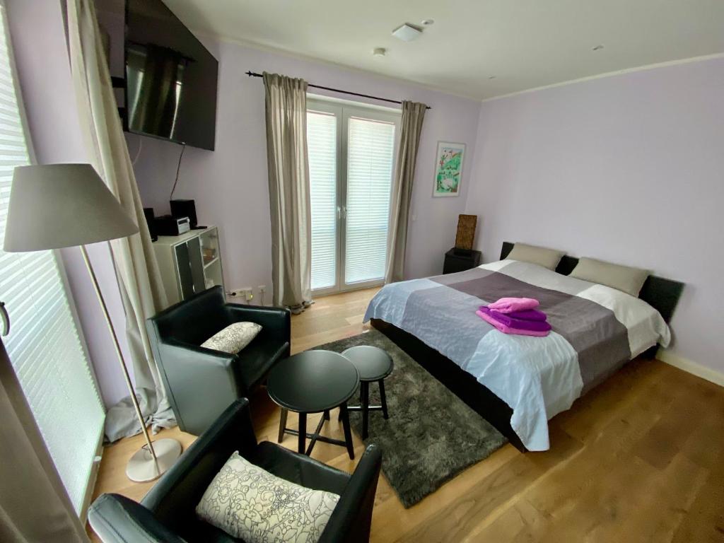 a bedroom with a bed with a pink hat on it at Zimmer am Bachlauf in Gelsenkirchen