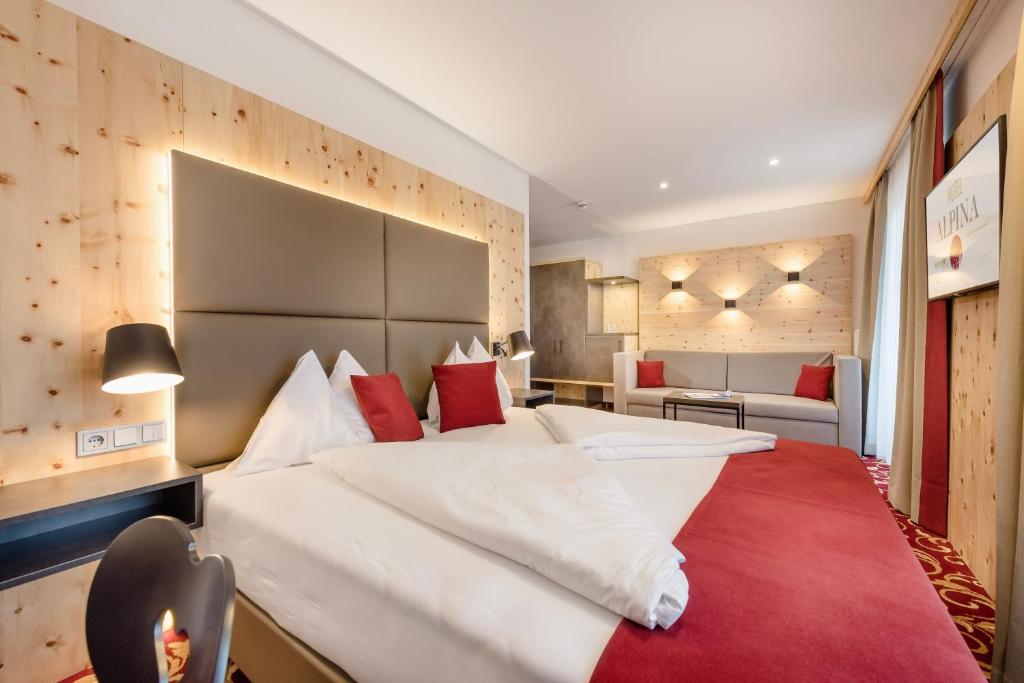 Postel nebo postele na pokoji v ubytování Hotel Alpina - Thermenhotels Gastein