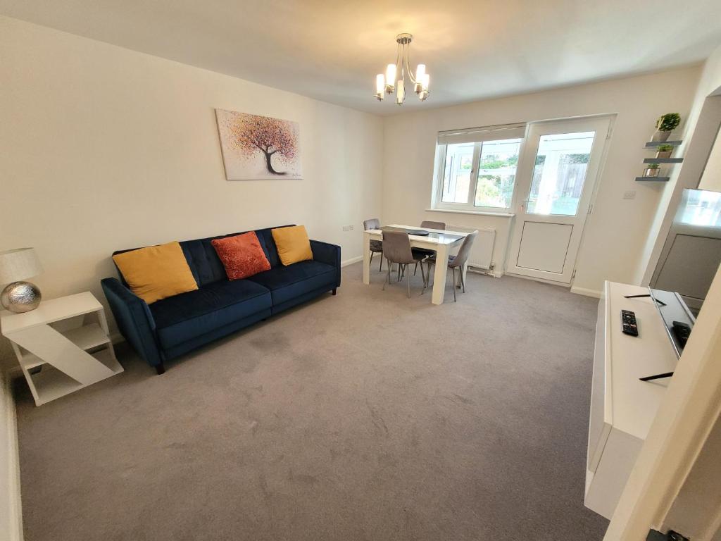 科爾切斯特的住宿－Midland Close Bungalow - With separate office space by Catchpole Stays，客厅配有沙发和桌子