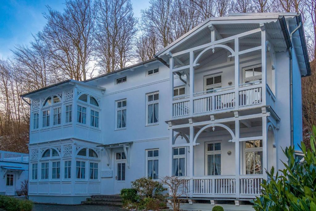 a large white building with a balcony on it at Ferienwohnung 9 Villa Eden in Binz