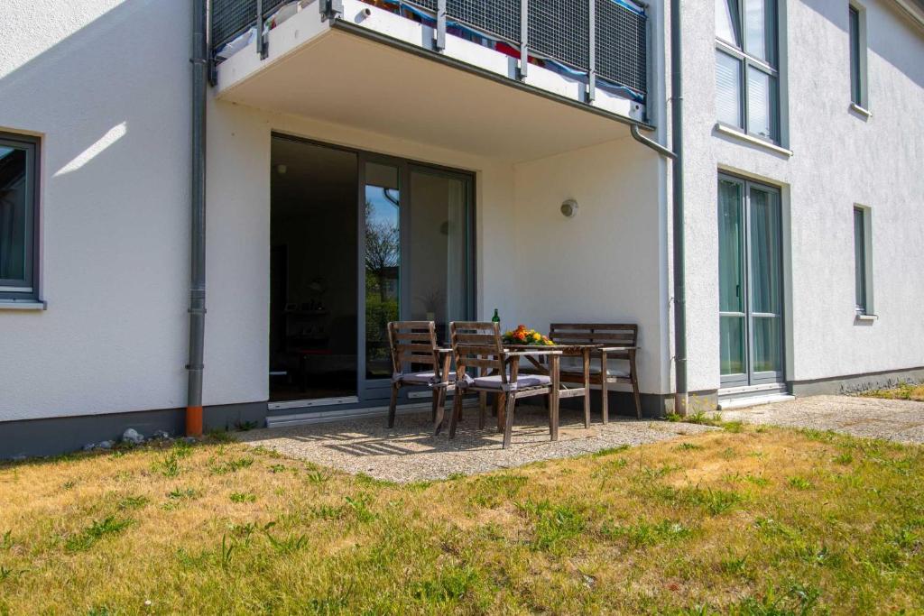 a table and chairs sitting outside of a building at Ferienwohnung Meeresbrise in Binz