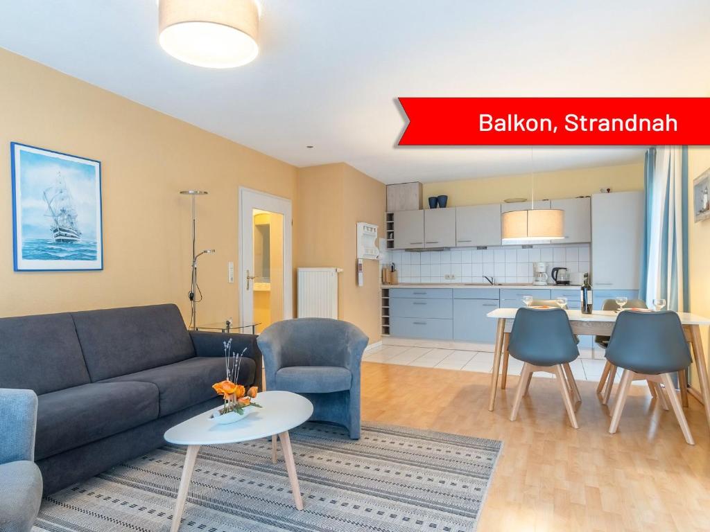 Una sala de estar con un sofá y una mesa y una cocina. en Villa Strandidyll Neubau Ferienwohnung E4, en Binz