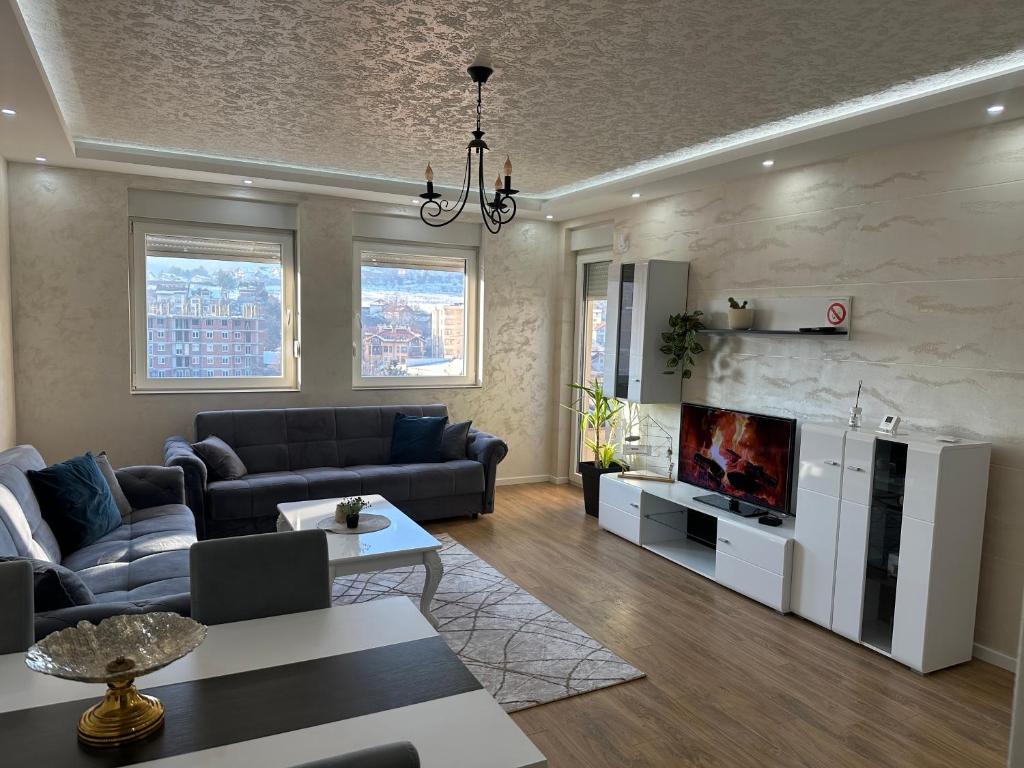 un soggiorno con divano e TV di Apartman Ano LUX a Novi Pazar