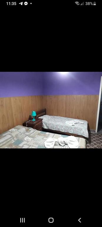 dos camas sentadas una al lado de la otra en un dormitorio en Hotel Andrea en Mar del Plata