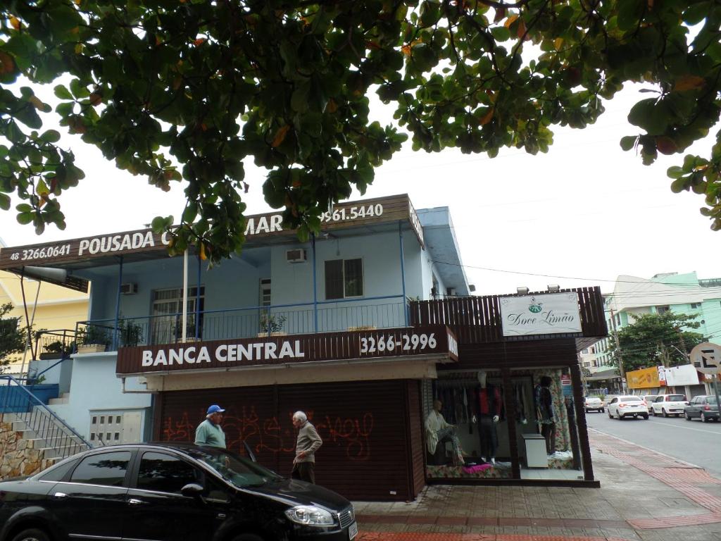 un coche negro estacionado frente a un edificio en Pousada Centralmar, en Florianópolis