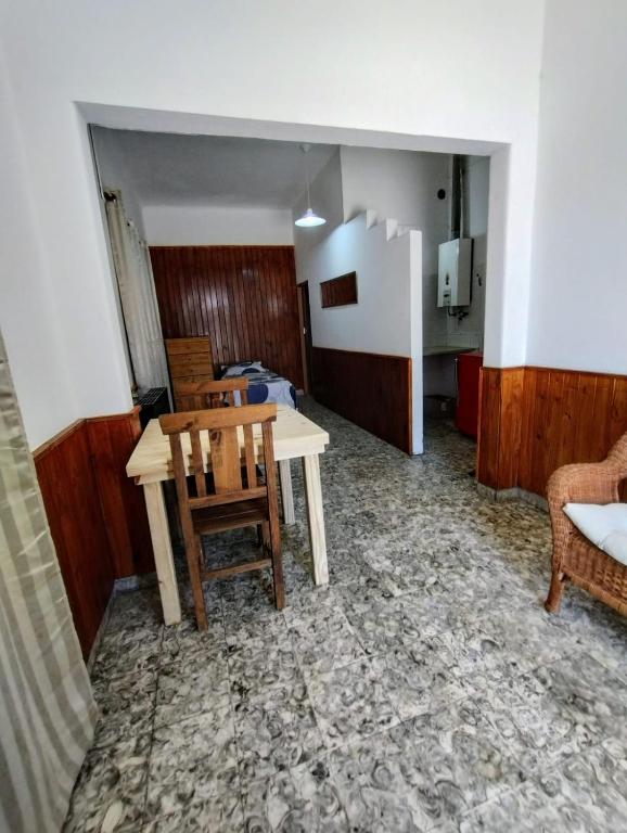 ein Zimmer mit Tisch und Stühlen und ein Schlafzimmer in der Unterkunft Rincón Libertad 1 in Villa Mercedes