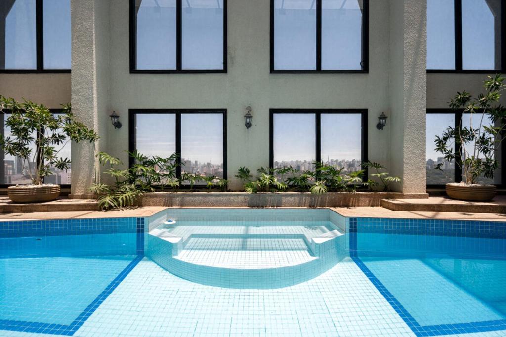 una gran piscina en un edificio con ventanas en Charlie Jerônimo da Veiga, en São Paulo