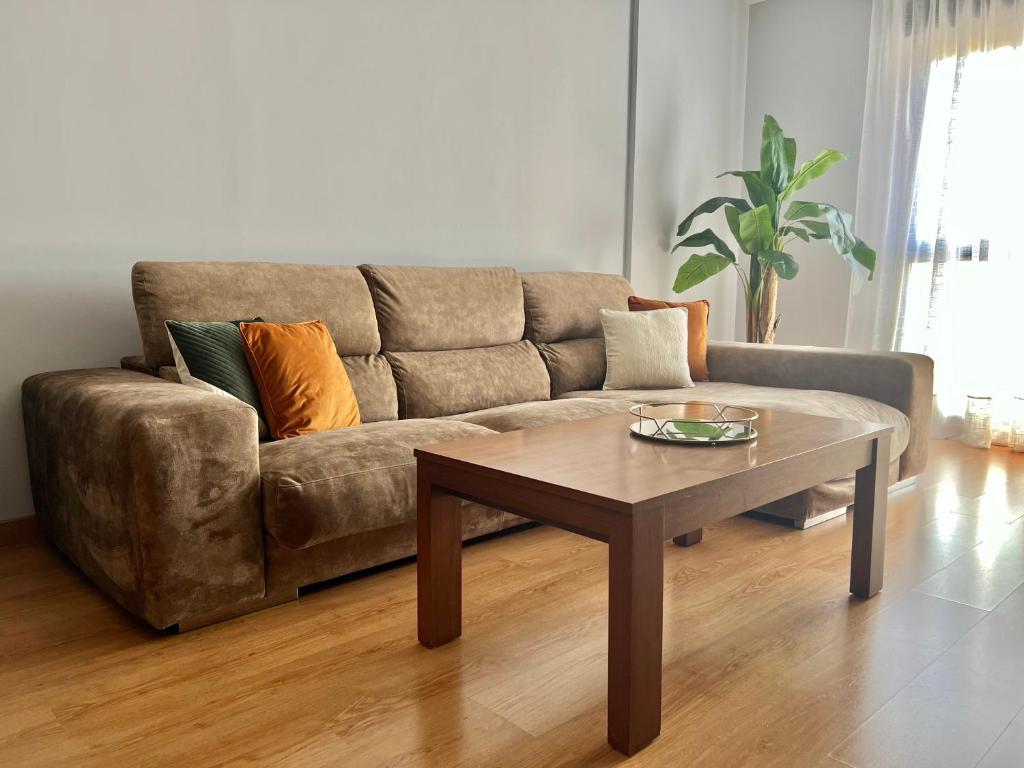 a living room with a couch and a coffee table at Apartamento apto para bebés con parking privado in Almazora