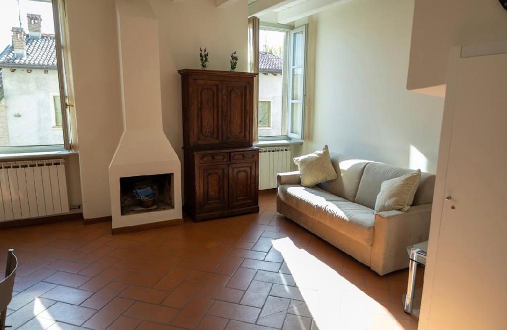 sala de estar con sofá y chimenea en Casa vacanze Rasetto, en Costa di Mezzate