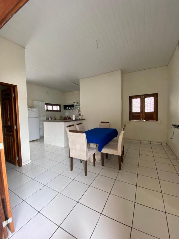 cocina con mesa y sillas en una habitación en Casa Temporada en Parnaíba