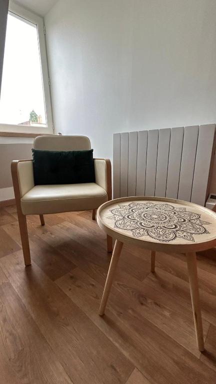 - un salon avec une chaise et une table basse dans l'établissement Le cocon, à Strasbourg