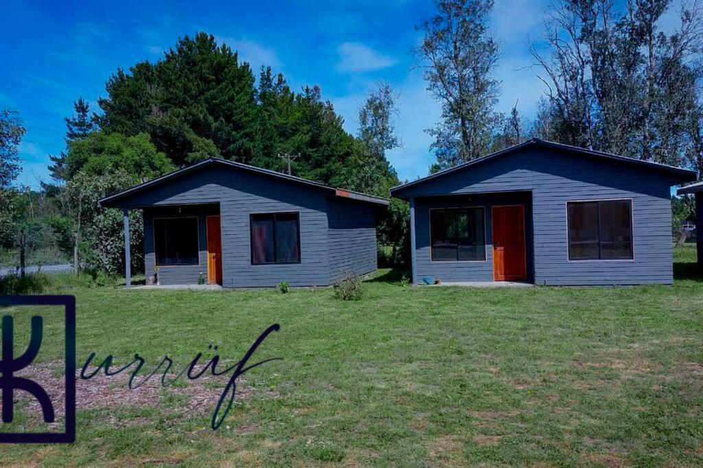 una casa en un campo con un patio en Cabañas en la naturaleza, en Villarrica