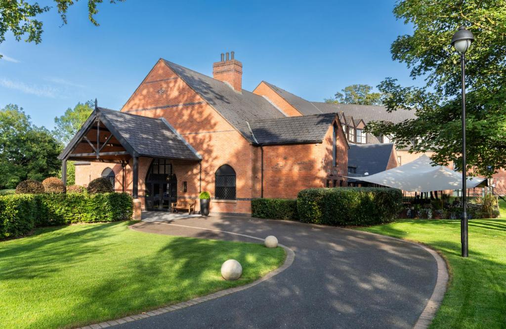 una grande casa in mattoni con vialetto di Clandeboye Lodge Hotel a Bangor