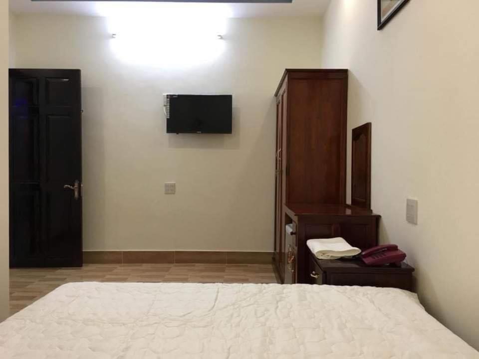 1 dormitorio con cama, tocador y espejo en Nhà nghỉ Nam Anh, en Can Tho