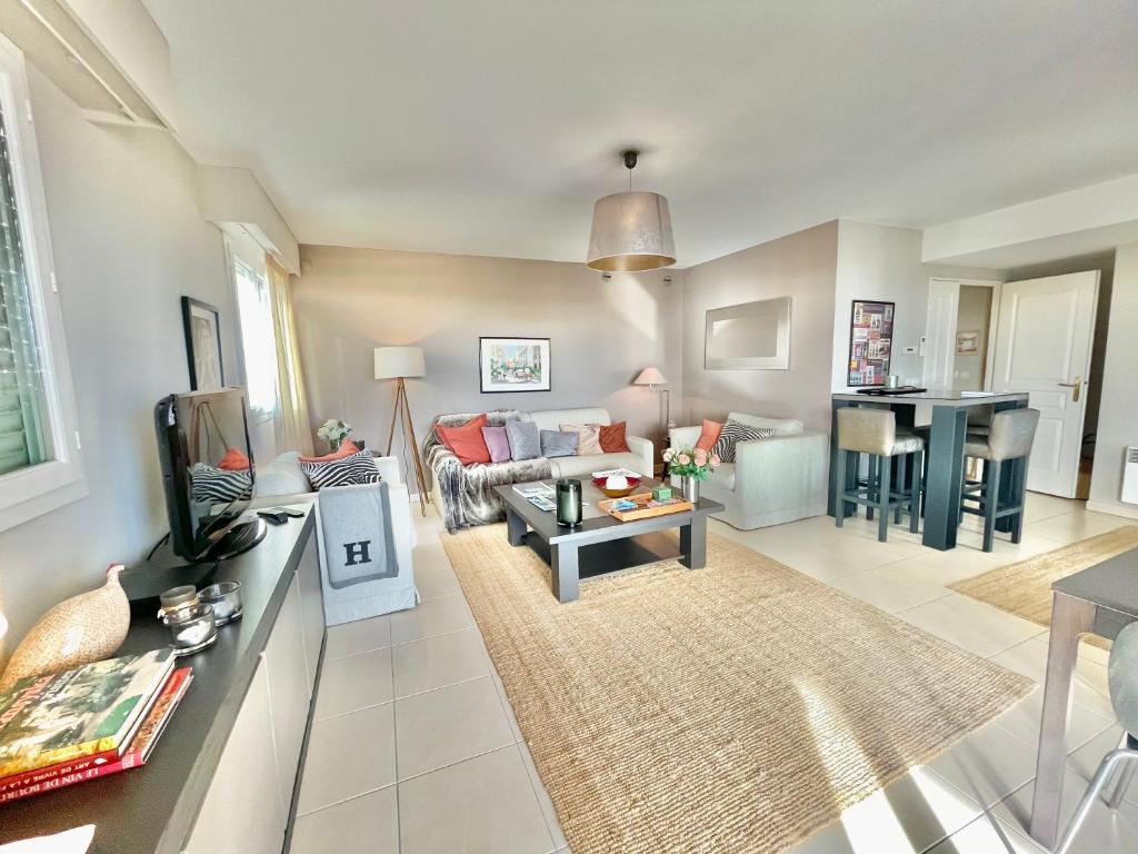 un salon avec un canapé et une table dans l'établissement Bristol by Welcome to Cannes, à Cannes