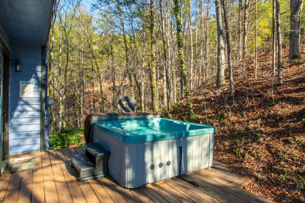 Hot Tub 7 min to Parkway More, Pigeon (updated prices 2024)