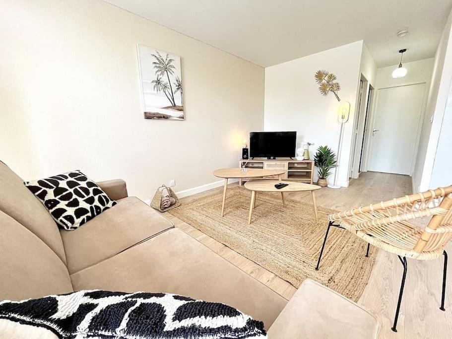un salon avec un canapé et une table dans l'établissement Le Quartz Blanc / Bourg-de-Péage, à Bourg-de-Péage