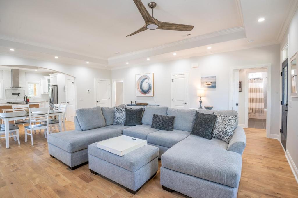 Khu vực ghế ngồi tại New Construction Home in Oak Island-1/2 Mile walk to the beach