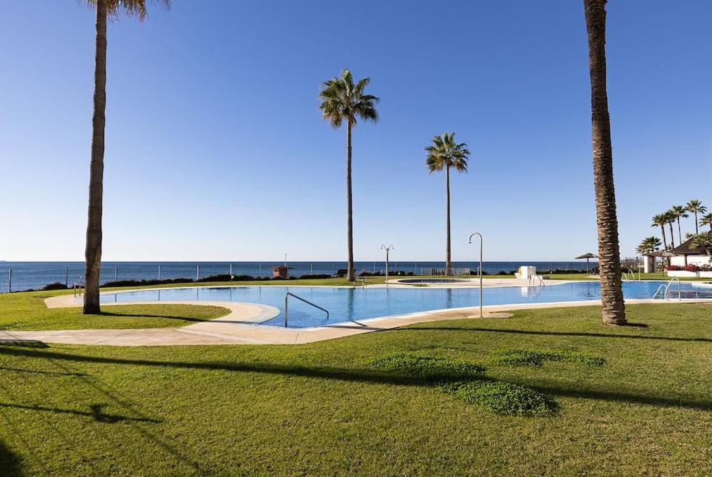 Imagen de la galería de 002 Relaxing 2 Bed Mi Capricho Frontline Beach Apt, Sea Views and Private Garden, en Mijas