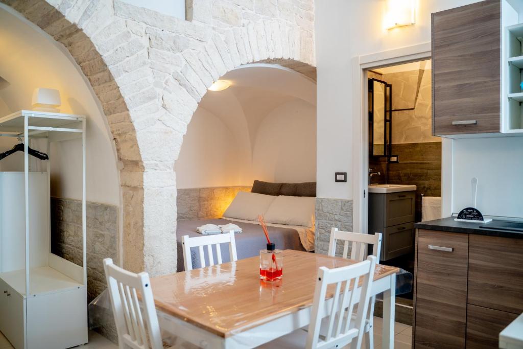 cocina y comedor con mesa y sillas en La Casa di Saretta, en Terlizzi