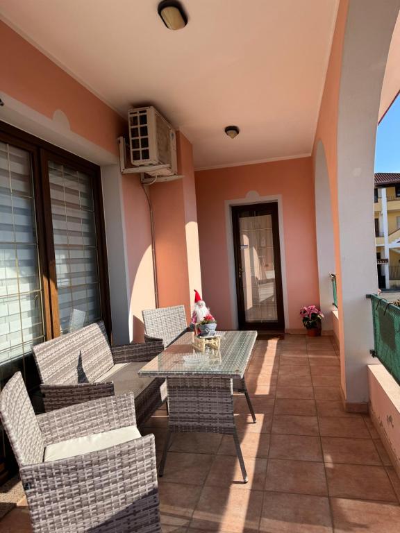 d'une terrasse avec une table et des chaises sur un balcon. dans l'établissement La Petite Maison, à Monastir