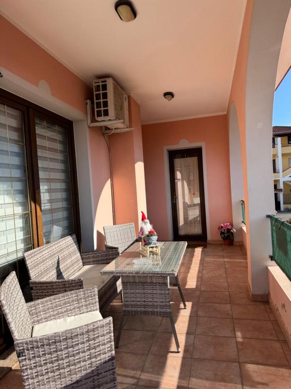 a patio with a table and chairs on a balcony at La Petite Maison in Monastir