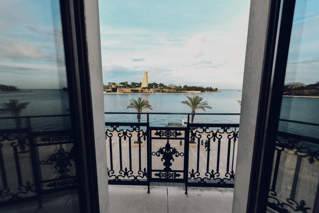 a view of the water from a balcony at Verso Oriente in Brindisi