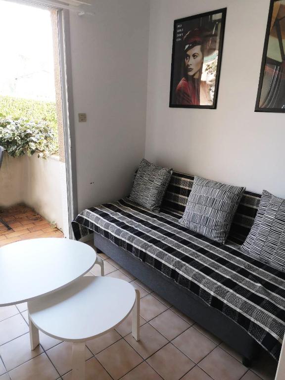 sala de estar con sofá y mesa en T2 lumineux avec jardinet - Barbotan les Thermes, en Barbotan-les-Thermes