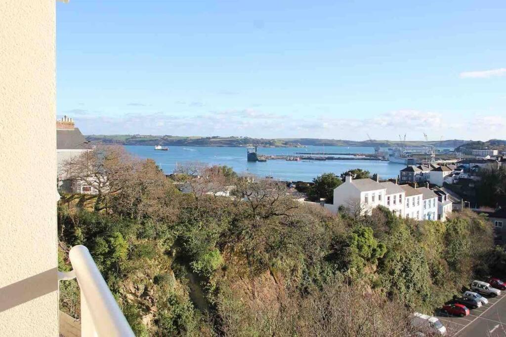 una vista de un cuerpo de agua desde un edificio en 4 Porth Gwel, Sea View & Parking, en Falmouth