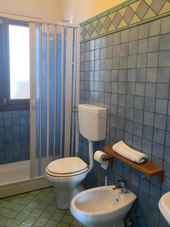 een badkamer met een toilet, een douche en een wastafel bij Porto Cesareo - Appartamento località Torre Lapillo - Orione C10 in Torre Lapillo