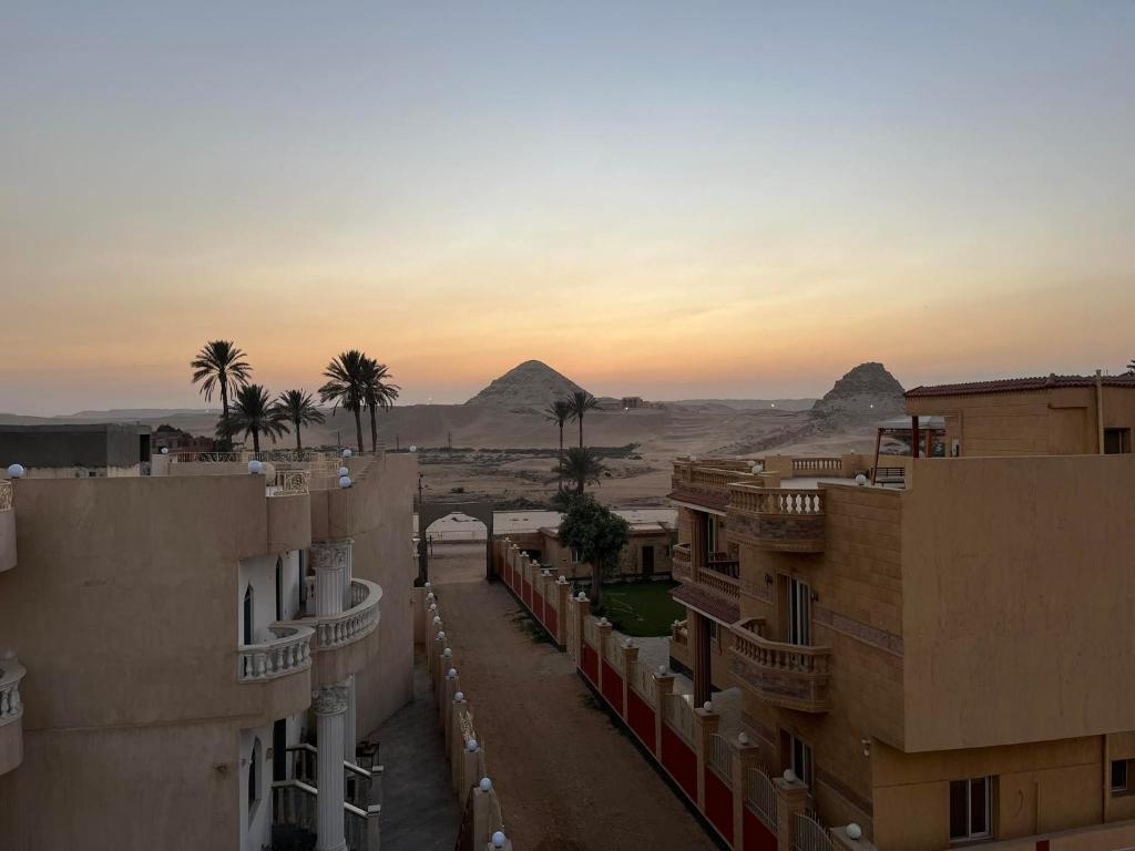 una vista del desierto desde dos edificios en Sunset Pyramid View, en El Cairo