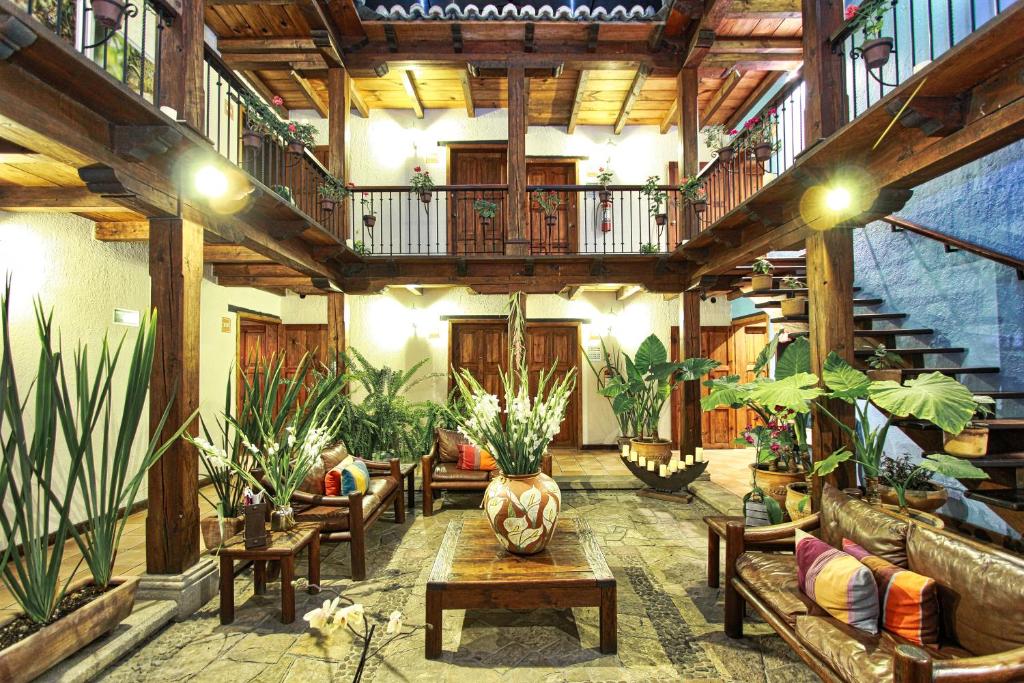 een grote woonkamer gevuld met veel planten bij Docecuartos Hotel in San Cristóbal de Las Casas
