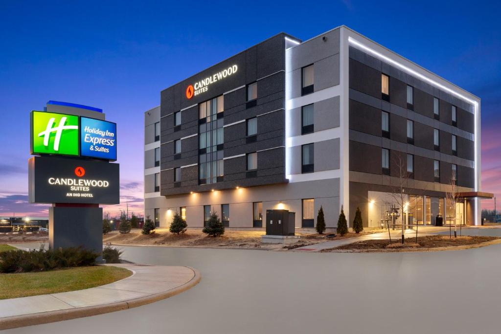 un bâtiment d'hôtel avec un panneau devant lui dans l'établissement Candlewood Suites Collingwood, an IHG Hotel, à Collingwood