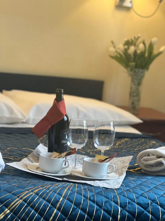 stół z butelką wina i 2 kieliszkami do wina w obiekcie Hotel Vistula w Krakowie
