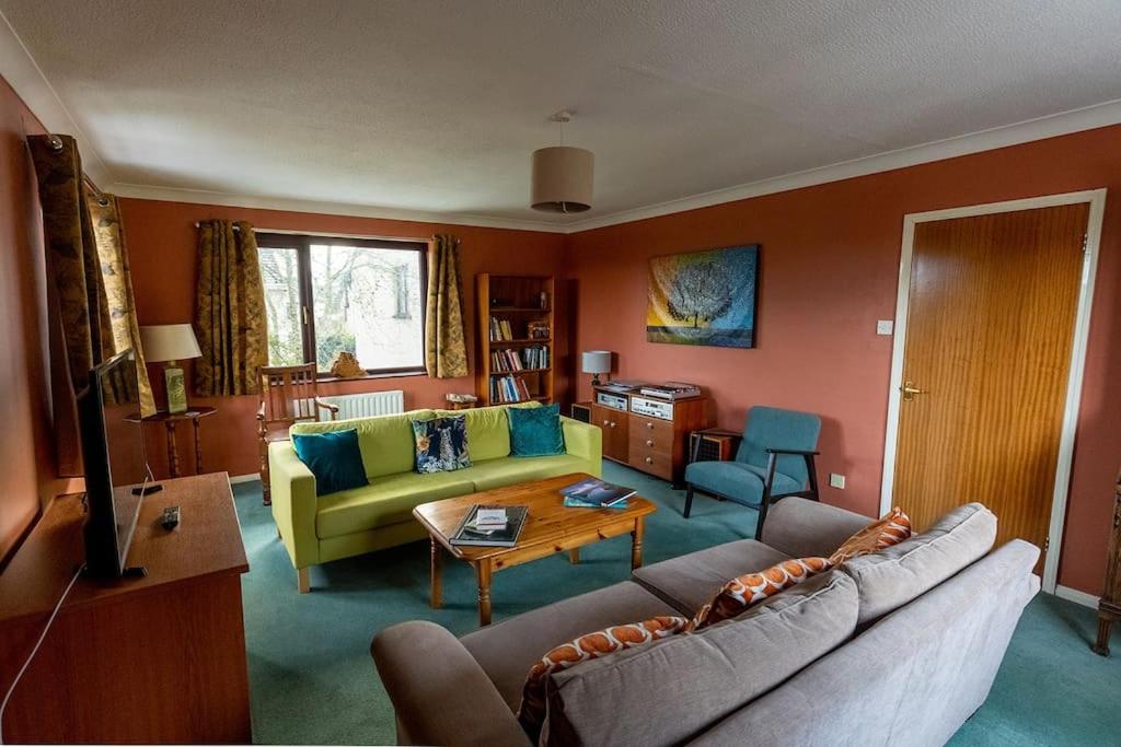 sala de estar con sofá y mesa en UNDERWOOD COTTAGE - Peaceful House in Kendal with views of Cumbria, en Kendal